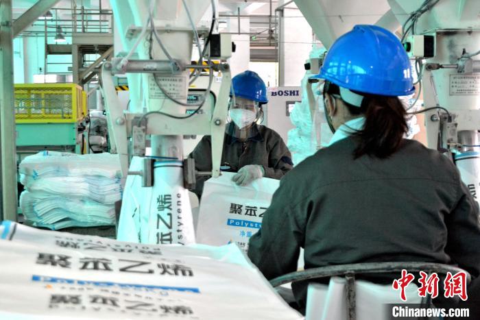 工人在生產線上包裝聚苯乙烯產品。　林弘梫 攝