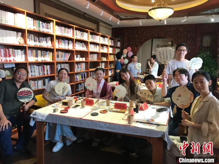 9月14日，“月動臨秋扇”中華傳統文化沉浸式體驗活動在北京紀曉嵐故居舉辦。陳建新 攝 陳建新 攝