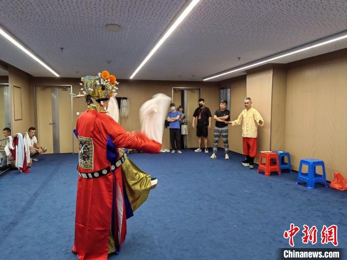 “天下第一團”正在進行練習(xí)。　昆山市文體廣電和旅游局供圖