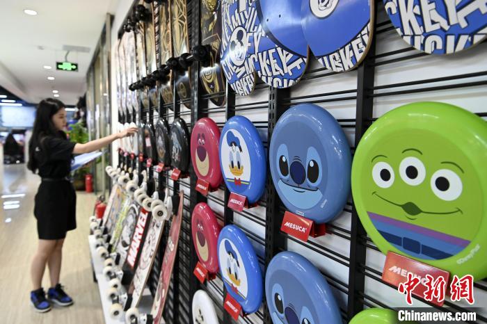 葉偉倫的體育用品公司推出了一系列IP授權(quán)款?！￡愺K旻　攝