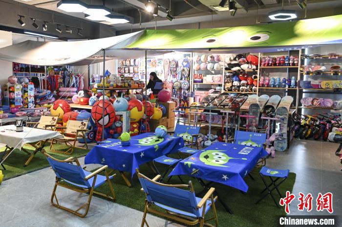 葉偉倫的體育用品公司推出了一系列產(chǎn)品。　陳驥旻 攝