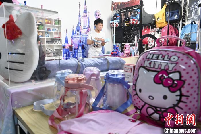 葉偉倫公司員工通過網(wǎng)絡(luò)直播方式銷售產(chǎn)品?！￡愺K旻 攝