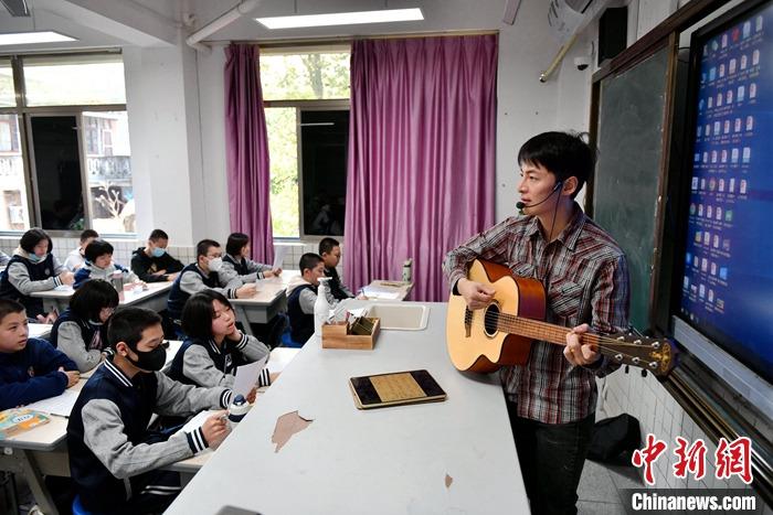 圖為3月16日，張家豪在福建福州延安中學(xué)教學(xué)。 <a target='_blank' href='/'><p  align=