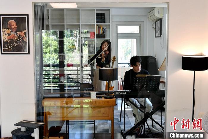 圖為3月10日，林佳臻(左)與張家豪在福建福州租的套房內(nèi)排練。 <a target='_blank' href='/'><p  align=