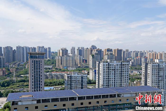 圖為輝騰能源在重慶市九龍坡區留學生創業園屋頂建設的光伏發電示范項目?！∈茉L企業供圖