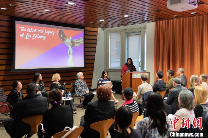 4月11日，紐約市立大學麥考利榮譽學院院長達拉·伯恩主持劉士銘雕塑作品《想飛的人》收藏揭幕儀式。　劉士銘藝術基金會 供圖