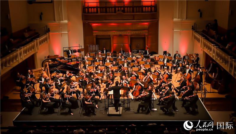 “東西之間”交響音樂會在倫敦舉辦。人民網 郭錦標攝