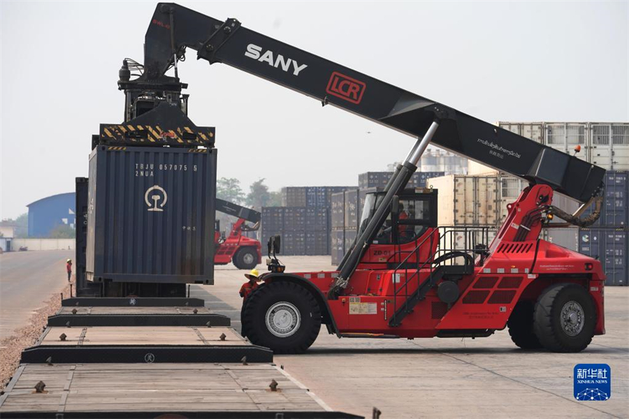 4月15日，老中鐵路有限公司的工人在老撾萬象南站裝載貨物。萬象南站是中老鐵路老撾段主要貨運(yùn)站，靠近老撾與泰國邊境。因其獨(dú)特的地理位置和物流轉(zhuǎn)運(yùn)配送區(qū)位優(yōu)勢，萬象南站成為中老泰等國貨物中轉(zhuǎn)的“旱碼頭”。新華社記者 邢廣利 攝