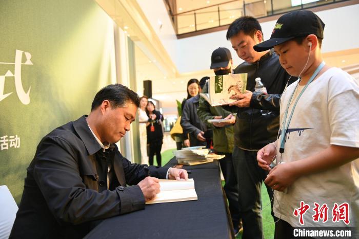 薛濤進(jìn)行圖書簽售?！∮诤Ｑ?攝