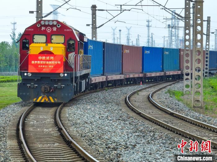 中歐班列長安號俄羅斯菜籽油回程石羊集團專列順利抵達西安國際港站。　西安國際港務(wù)區(qū)供圖