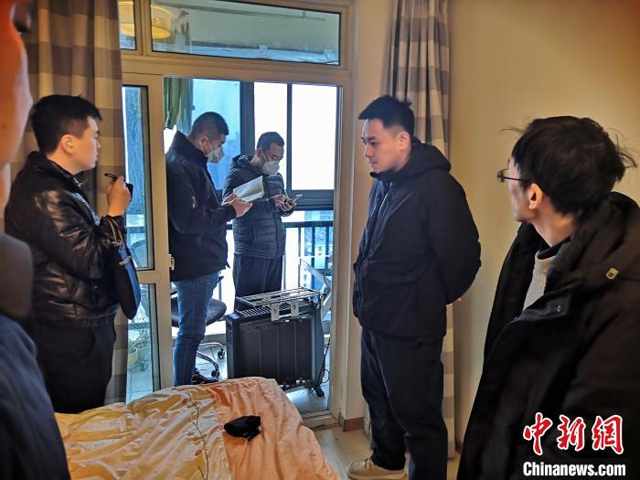 丹東市公安局民警抓捕犯罪嫌疑人，在其家中進(jìn)行搜查。　丹東市公安局供圖