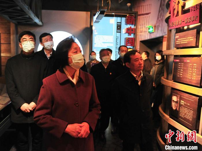 臺盟中央主席蘇輝近日率調研組赴吉林開展重點考察調研。圖為在長影舊址博物館考察吉林特色文化產業發展?！「啐埌?攝