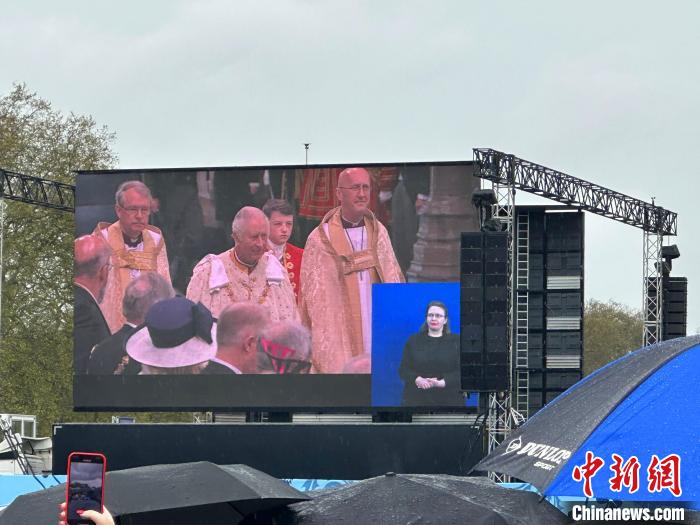 當地時間5月6日，英國國王查爾斯三世的加冕儀式舉行。民眾雨中觀看儀式。　歐陽開宇 攝