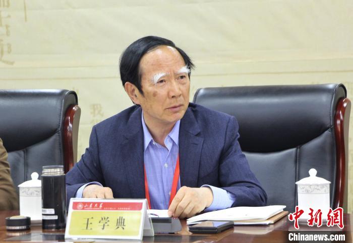山東大學(xué)儒學(xué)高等研究院執(zhí)行院長、《文史哲》雜志主編王學(xué)典主持首場主題發(fā)言。　趙曉 攝