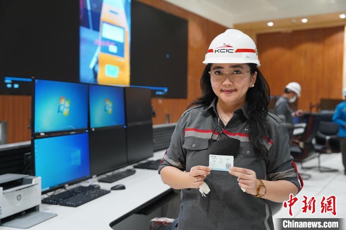 5月8日，客票系統負責人展示樣票。趙玅圓 攝