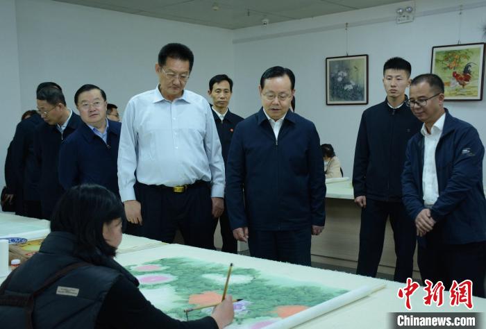 致公黨中央主席蔣作君近日率調研組赴山東開展重點考察調研。圖為在菏澤市巨野縣書畫院調研。　呂妍 攝