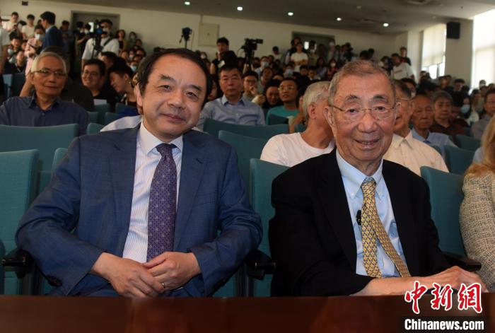 高能論壇開始前，丁肇中先生(右)與主持論壇的中科院高能所所長王貽芳院士合影。　<a target='_blank' href='/'><p  align=