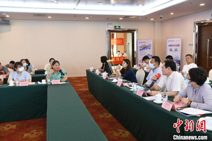 圖為中國銀行廣西分行代表在回應桂林歸義生態農業有限公司總經理夏月紅的貸款需求。　蔣雪林 攝