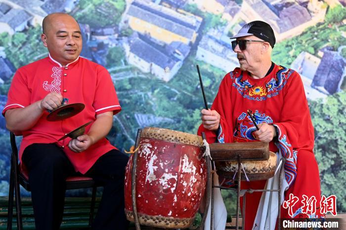 代表團(tuán)成員在漳州市南靖縣與當(dāng)?shù)孛耖g樂隊臨時組隊?！埥鸫?攝