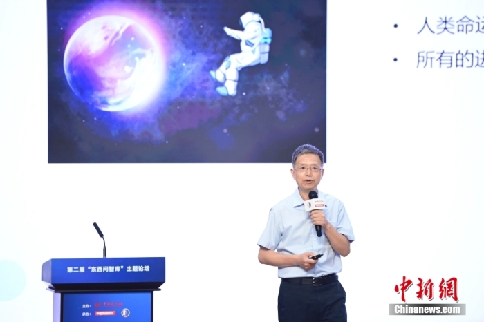 5月30日，<a target='_blank' href='/'>中新社</a>第二屆“東西問智庫”主題論壇在北京舉行，多位中外專家圍繞“AI革命與文明進化”展開討論。圖為北京大學新聞與傳播學院教授胡泳在論壇上作主旨演講。<a target='_blank' href='/'>中新社</a>記者 田雨昊 攝