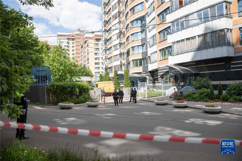 5月30日，警察在俄羅斯首都莫斯科的樓房遭襲現場警戒。新華社記者白雪騏攝