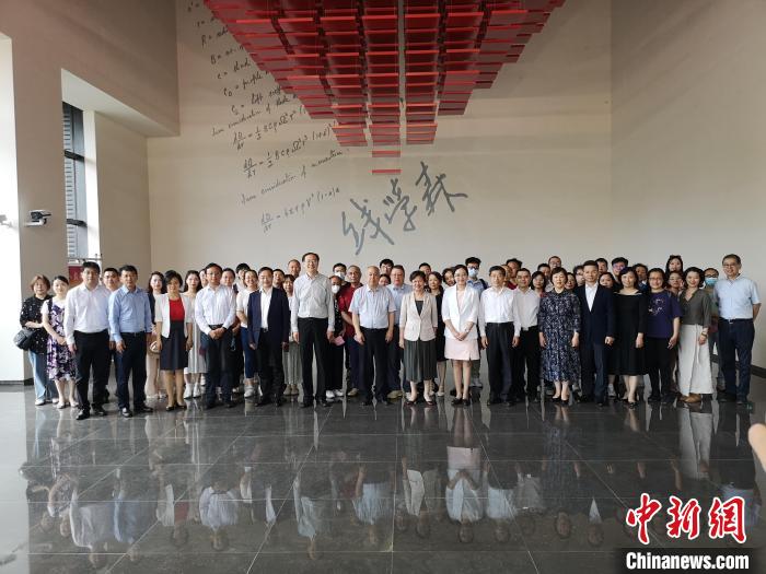 上海僑界人士參觀上海交通大學(xué)錢學(xué)森圖書館?！》队畋?攝