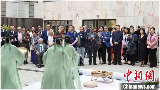 嘉賓觀看茶舞表演。　信陽市委宣傳部供圖