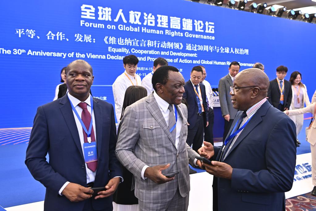 6月14日，與會者在論壇現場交流。新華社記者 李鑫 攝