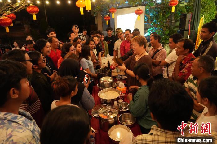 現場包粽子教學。陶暹光攝