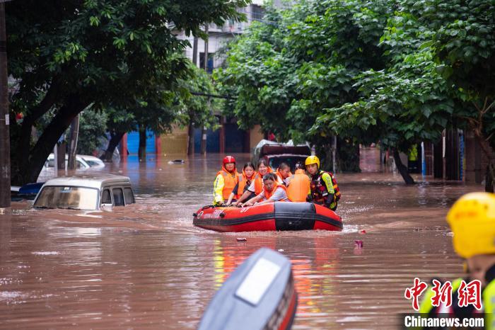 7月4日，萬州區五橋街道，消防救援人員用沖鋒舟救援轉運被困群眾?！∪矫宪?攝