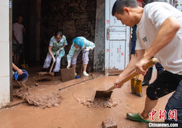 7月4日，萬州區五橋街道，洪水退去后，居民開展清淤工作。　冉孟軍 攝
