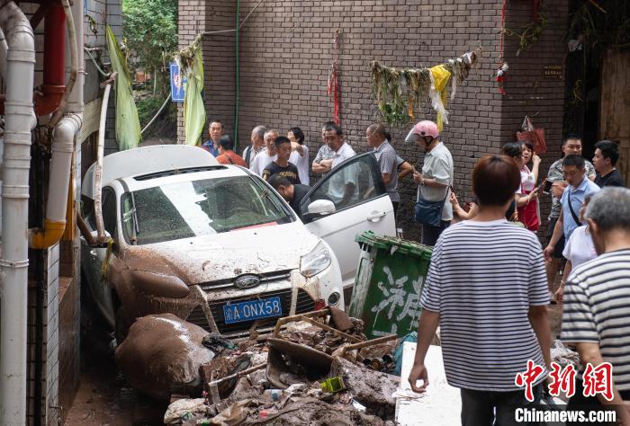 7月4日，萬州區五橋街道，居民救援受困的私家車?！∪矫宪?攝