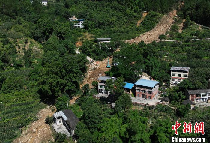 圖為航拍重慶萬州救援現(xiàn)場。　陳超 攝