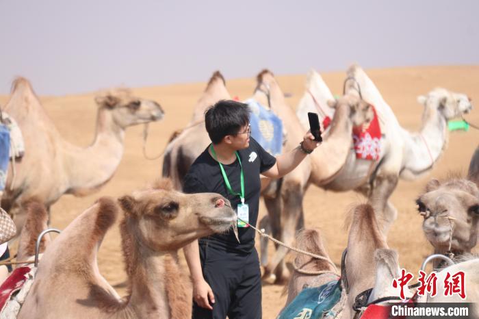 圖為臺胞體驗大美內蒙古。　托婭供圖