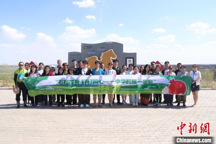 圖為臺胞體驗大美內蒙古。　托婭供圖