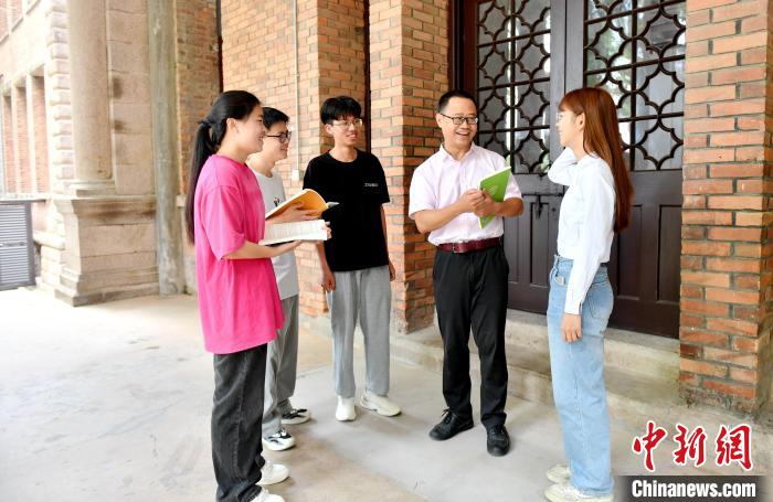 7月4日，臺灣教師陳昭志正在和學生交流。　呂明 攝