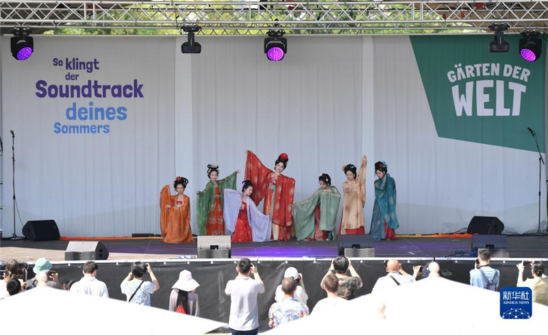 7月8日，在德國(guó)柏林世界公園，漢服愛(ài)好者進(jìn)行漢服展示。新華社記者 任鵬飛 攝