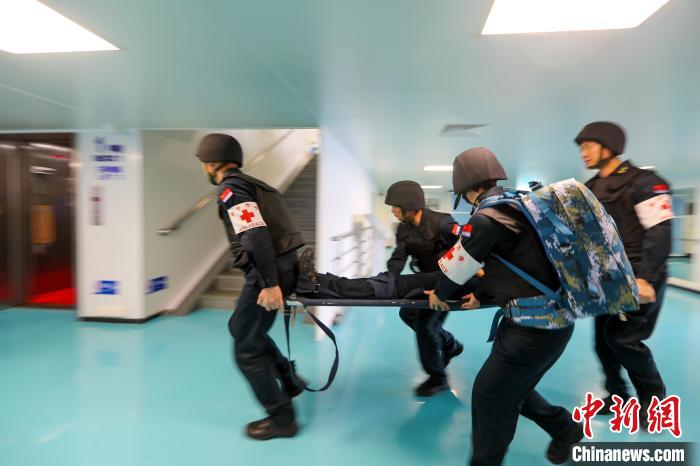 “和平方舟”號醫院船在西太平洋海域進行反恐反海盜演練。圖為醫療救護組在轉運“傷員”。　徐巍 攝