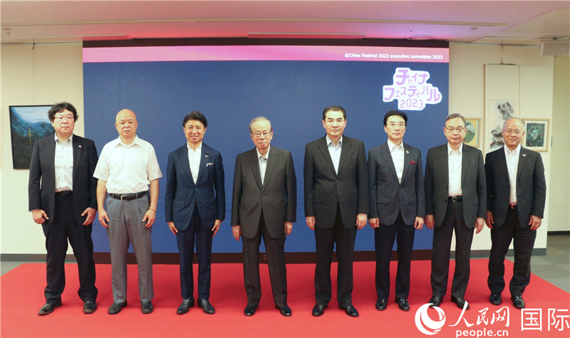 主辦方代表合影。人民網 許可攝