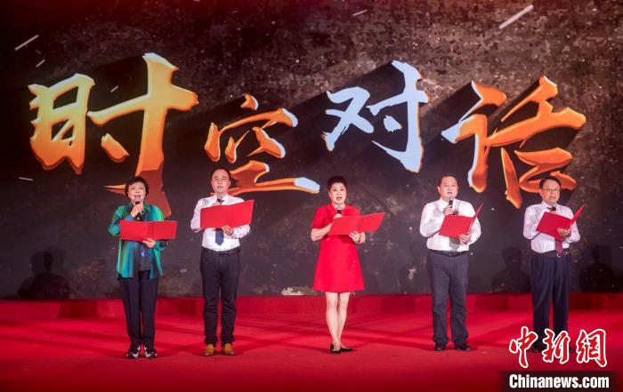 陳曉帆與顏福慶之孫顏志淵、陶行知曾孫陶侃、榮毅仁侄女榮智豐深情朗誦《與統戰先輩的時空對話》。　張昊 攝