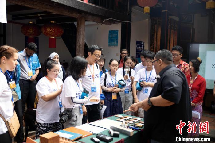 聽遺產司專家講解古建筑材料相關知識 中建馬來西亞供圖