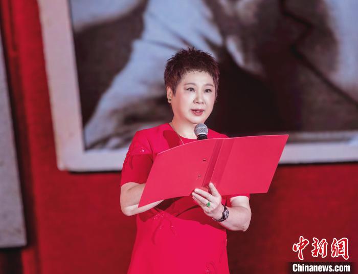 7月16日，榮智豐在2023年上海統戰文化周開幕活動中朗誦《與統戰先輩的時空對話》。　張昊 攝