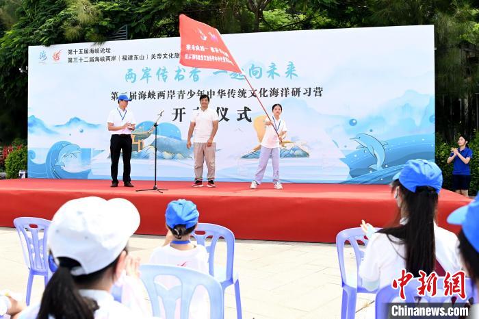 研習營授旗儀式。 張金川 攝