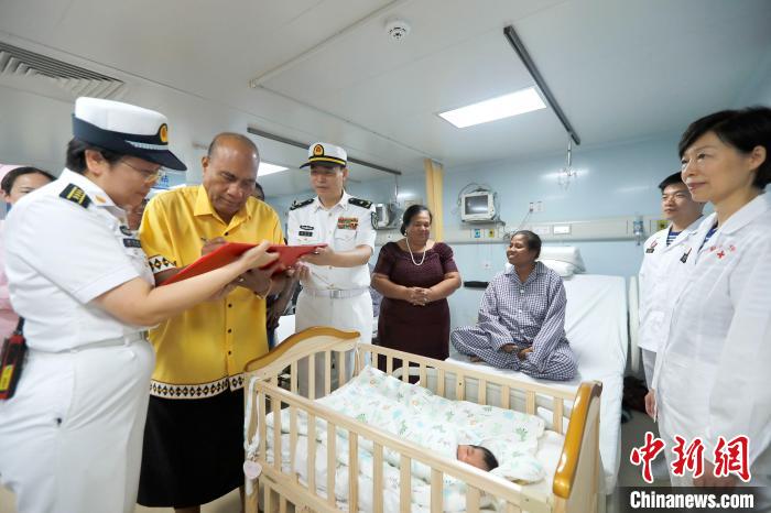 基里巴斯總統馬茂為新生兒取名，并在出生證明上親筆填寫寶寶名字。　黎宇 攝