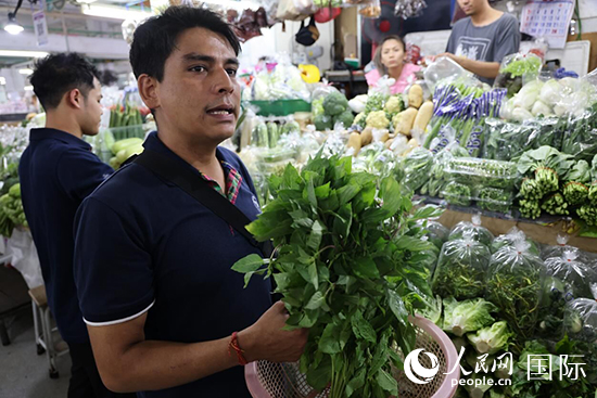 7月19日，泰國曼谷藍象餐廳員工向參加活動的多國代表介紹如何挑選新鮮蔬菜。 人民網記者 張矜若攝