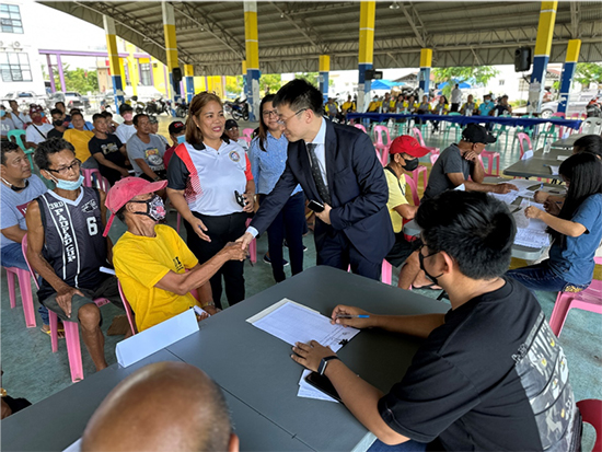 中方與菲方一道將中國援菲化肥分發至菲農戶手中。中國駐菲律賓大使館供圖