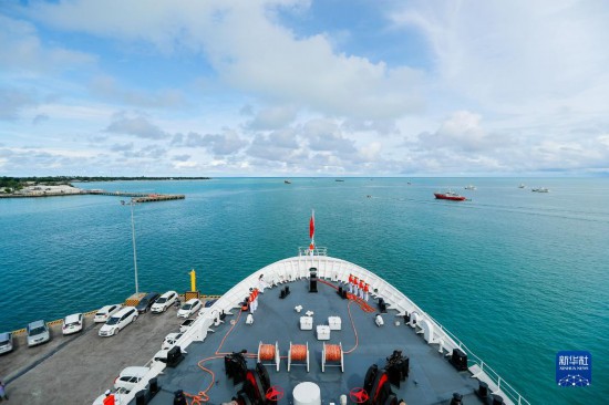 7月22日，中國(guó)海軍“和平方舟”號(hào)醫(yī)院船駛離基里巴斯首都塔拉瓦。當(dāng)?shù)貢r(shí)間22日上午10時(shí)，執(zhí)行“和諧使命-2023”任務(wù)的中國(guó)海軍“和平方舟”號(hào)醫(yī)院船圓滿(mǎn)結(jié)束對(duì)基里巴斯的首次訪問(wèn)，駛離基里巴斯首都塔拉瓦，前往本次任務(wù)的第二站湯加努庫(kù)阿洛法港。新華社發(fā)（黎宇 攝）