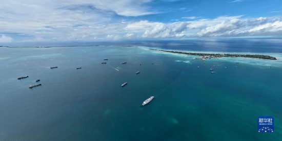 7月22日，中國(guó)海軍“和平方舟”號(hào)醫(yī)院船結(jié)束基里巴斯訪問(wèn)，駛離塔拉瓦港。新華社發(fā)（桂江波 攝）