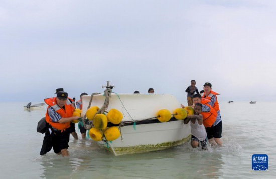 7月21日，中國(guó)海軍“和平方舟”號(hào)醫(yī)院船醫(yī)護(hù)人員涉水登島，前往基里巴斯一診療點(diǎn)。新華社記者 黎云 攝