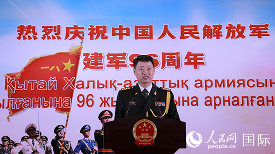 國防武官胡德君大校發表致辭。人民網記者 李強攝